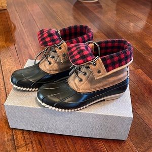 Maurices Plaid Duck Boot size 9